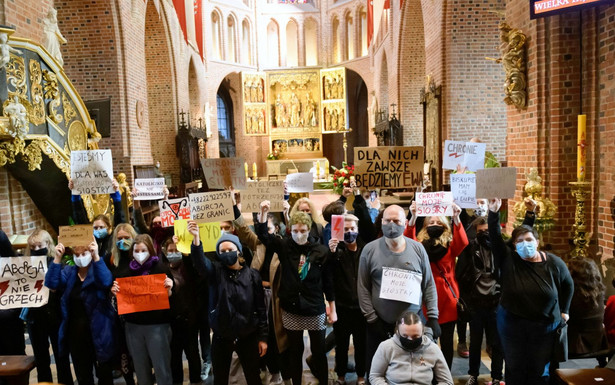 Przedstawiciele Strajku Kobiet podczas protestu przeciw zaostrzeniu prawa aborcyjnego w poznańskiej katedrze