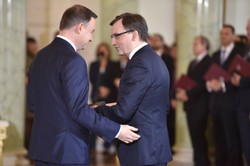 "Prezes kwestię wet Andrzeja Dudy sprowadza do sporu 40-latków dotkniętych andropauzą"