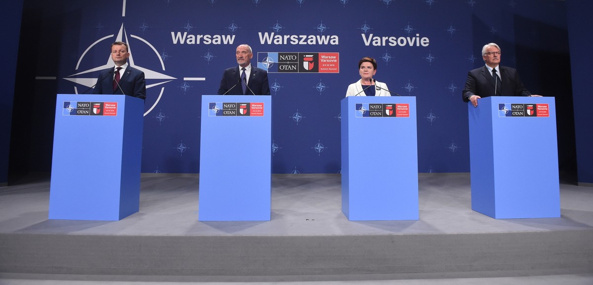 Minister spraw wewnętrznych i administracji Mariusz Błaszczak, minister obrony narodowej Antoni Macierewicz, premier Beata Szydło i minister spraw zagranicznych Witold Waszczykowski, podczas konferencji prasowej po szczycie NATO