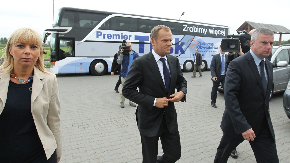 Premier Donald Tusk, który w ramach kampanii wyborczej podróżuje "Autobusem Tuska" dziś przed południem odwiedził Sierpc (Mazowsze), gdzie spotkał się policjantami z Komendy Powiatowej Policji.