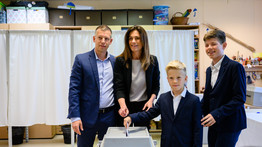 Varga Judit is leadta a szavazatát: az igazságügyi minisztert a családja is elkísérte – Fotón a boldog pillanat
