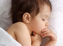 Odkryto zależność między tym, jak dziecko śpi a jego skłonnością do nadwagi