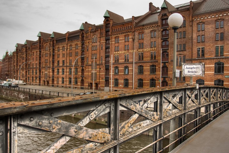 6. Doki i port w Hamburgu – Hamburg może się poczyścić największym w Niemczech portem, który turyści z całego świata wskazali jako jedną z 10 największych atrakcji turystycznych, którą chcieliby zobaczyć podczas pobytu w Niemczech.