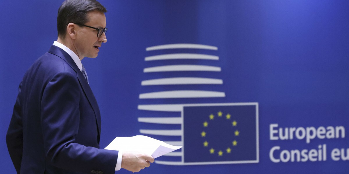 Wiosną tego roku w rządowej kampanii premier Mateusz Morawiecki chwalił się, że uzyskał od Unii Europejskiej rekordowe wsparcie dla Polski w wysokości 770 mld zł. I właśnie te środki leżą teraz na szali.