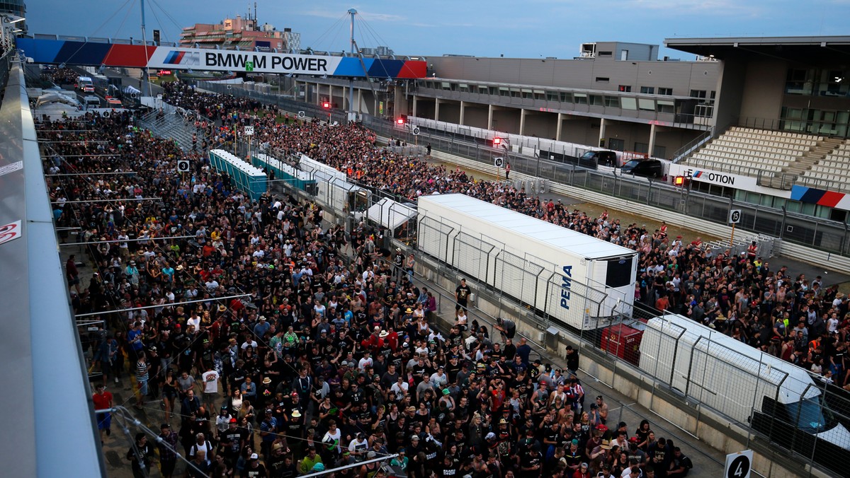 Popularny festiwal rockowy "Rock am Ring" odbywający się w Nuerburgu (Nadrenia-Palatynat) został wieczorem przerwany z powodu zagrożenia terrorystycznego - informują organizatorzy.