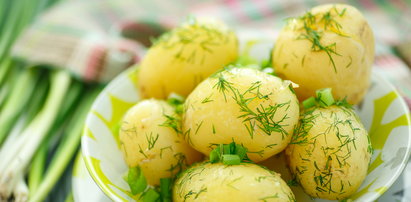 Młode polskie ziemniaki to letni przysmak. Jak je gotować, by były najlepsze? Trochę inaczej niż stare