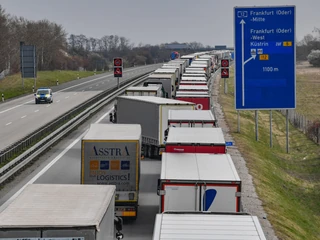 Spowodowane koronawirusem zamrożenie gospodarek bardzo mocno wpłynęło na wymianę handlową Polski. Na zdjęciu samochody czekające na wjazd do Polski. Frankfurt nad Odrą, marzec 2020 r.