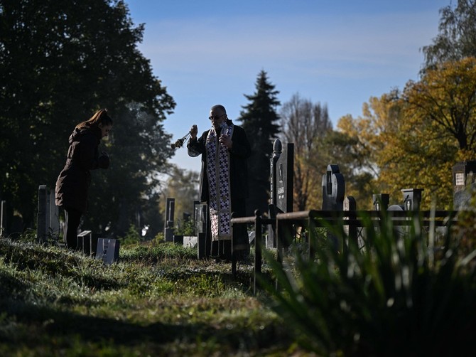 Običaji za Zadušnice: Ovo obavezno ponesite na groblje, a jednu stvar nikako ne radite