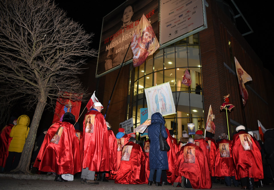 Protest przeciwko wystawie Mariny Abramović w Toruniu