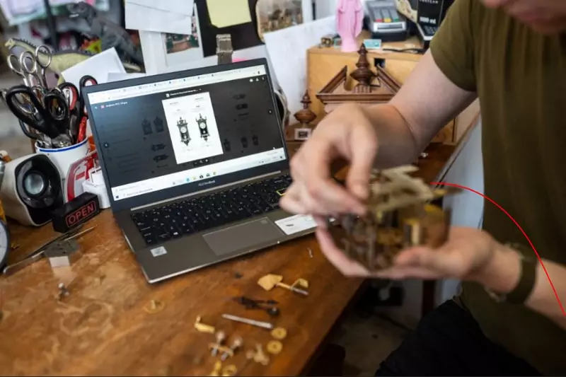 Precyzyjna naprawa mechanizmu zegarowego, foto: Dominik Czerny