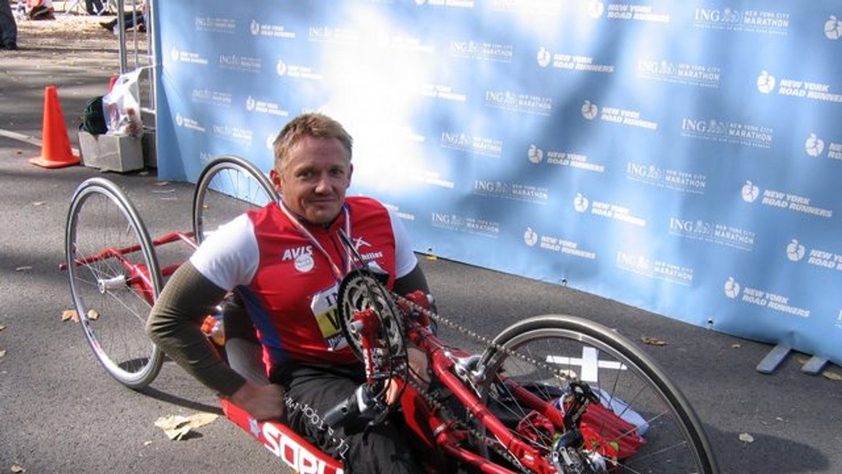 - W niedzielę odbył się największy maraton świata, New York City Marathon. Tradycyjnie zimny poranek, piękne słońce i widok na most Verrazano. Ponad 2 godziny oczekiwania na start bez miejsca na rozgrzewkę (kręciło się tam blisko 50 tysięcy ludzi) - napisał na swojej stronie internetowej Arkadiusz Skrzypiński, specjalista od jazdy na hanbike'ach, który zajął drugie miejsce w Maratonie Nowojorskim.