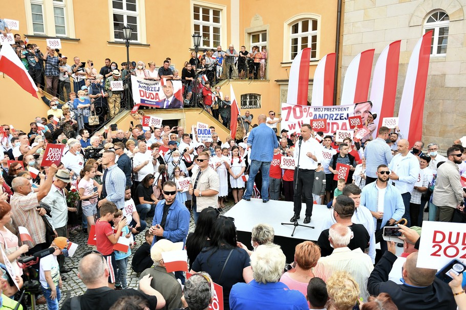 Niemcy chcą wybierać w Polsce prezydenta? To jest podłość – mówił w piątek, podczas wiecu wyborczego w Bolesławcu, ubiegający się o reelekcję Andrzej Duda