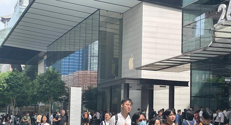 Long queues and crowds of resellers outside the Apple store in Orchard, Singapore.Shubhangi Goel/Business Insider