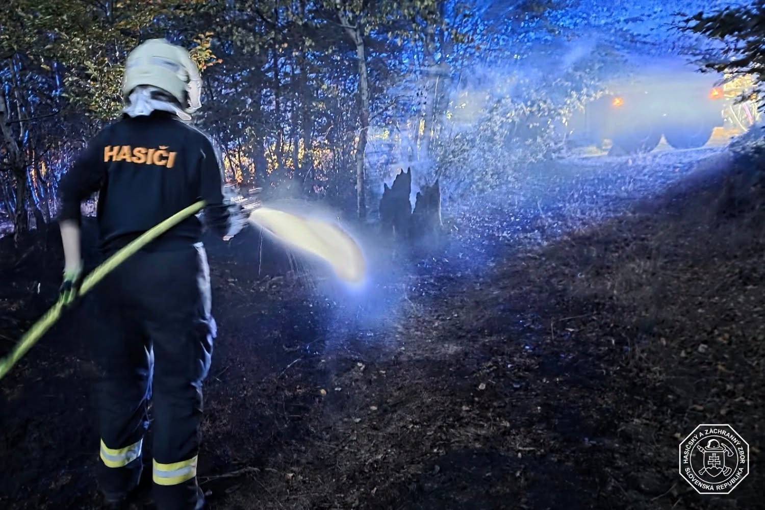 Hasiči zlikvidovali požiar trávy pri Bielom kríži.