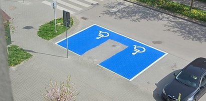 Ekipa malarska zrobiła kierowcom niespodziankę. Taki widok zastali na parkingu