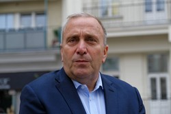 Schetyna "zaskoczony" głosowaniem kolegów z PO za podwyżkami: Trzeba przeprosić Polaków