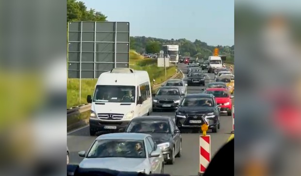 Kilometarska kolona kod naplatne rampe u smeru ka Beogradu.jpg