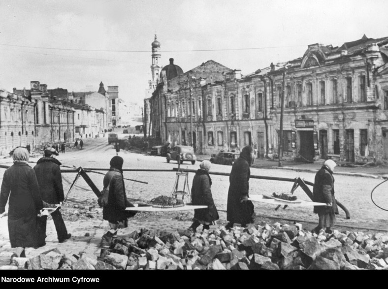 Odbudowa Charkowa przez ludność cywilną, 1943 r.