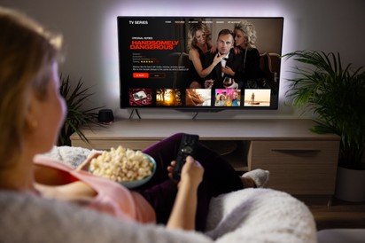 Az orvos elárulja, káros-e ilyen távolságból nézni a tévét