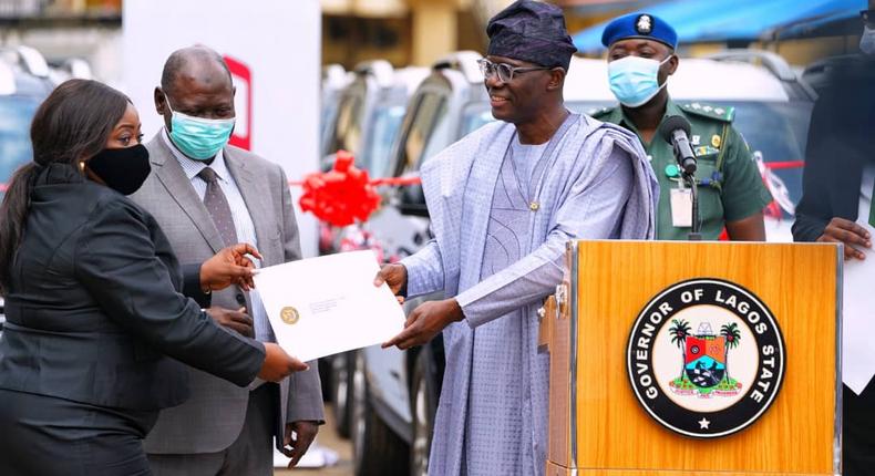 Lagos State Governor, Mr Babajide Sanwo-Olu hands over 51 vehicles, 8 houses to judges.  [Twitter/@jidesanwoolu]