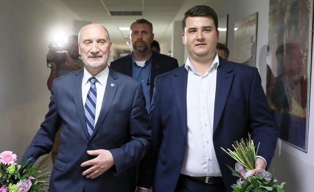 Macierewicz i Misiewicz znowu razem. Na sympozjum dotyczącym bezpieczeństwa Polski