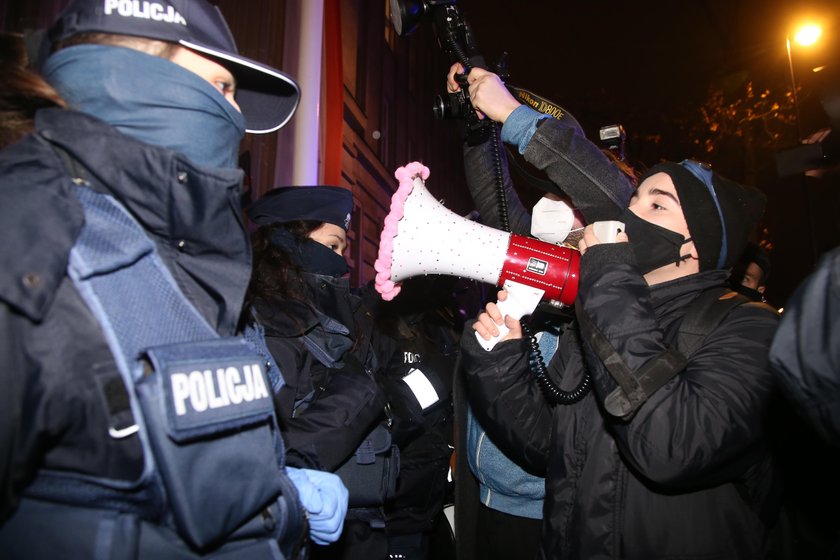 Warszawa: Strajk Kobiet blokuje ulice i siedzibę MEN. Relacja na żywo