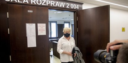 Katarzyna Figura po 9 latach batalii dostała rozwód. Tym razem aktorka opuściła sąd jako szczęśliwa rozwódka!