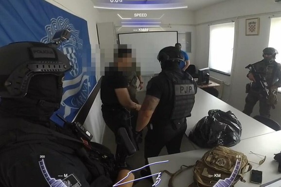 (FOTO, VIDEO) ŠKALJARAC IZRUČEN CRNOJ GORI Tereti se za TEŠKA UBISTVA: Policija ga sprovela pod rotacijama