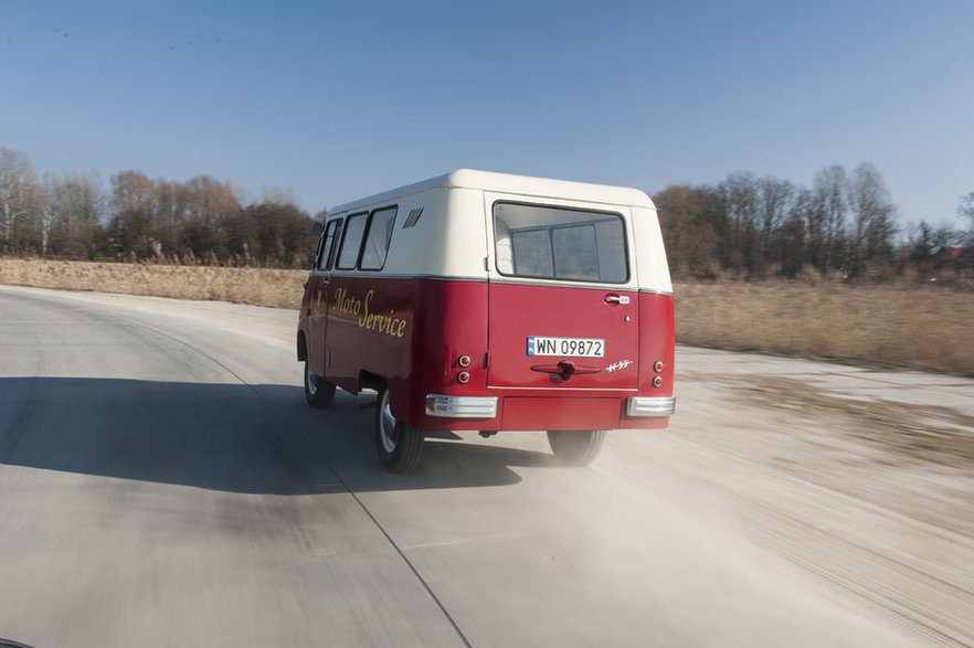 Ten egzemplarz pierwotnie był więźniarką, dlatego ma wysoką przegrodę między kabiną a "paką" i przeszklenie jak wersja towos oraz wywietrzniki jak w furgonie