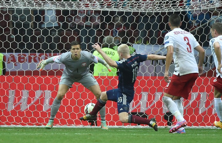 Polak Arkadiusz Milik (L) fetuje z Arturem Jędrzejczykiem (P) strzelenie bramki drużynie Szkocji na 2-2 podczas meczu eliminacyjnego piłkarskich mistrzostw Europy