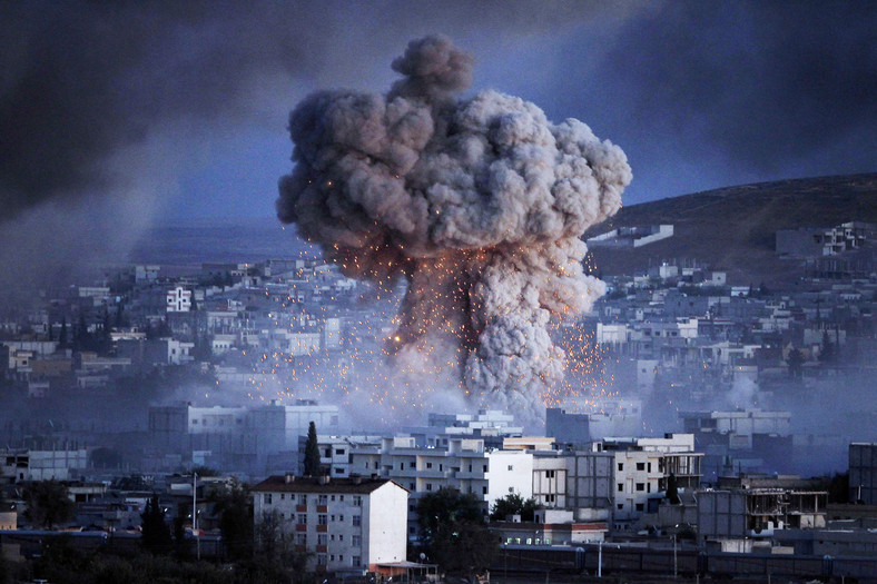 Atak bombowy na syryjskie miasto Kobane dokonany przez bojowników Państwa Islamskiego w 2014 r.