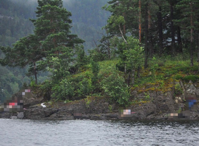 Wstrząsające zdjęcie z wyspy Utoya. Ciała zastrzelonych leżą na brzegu