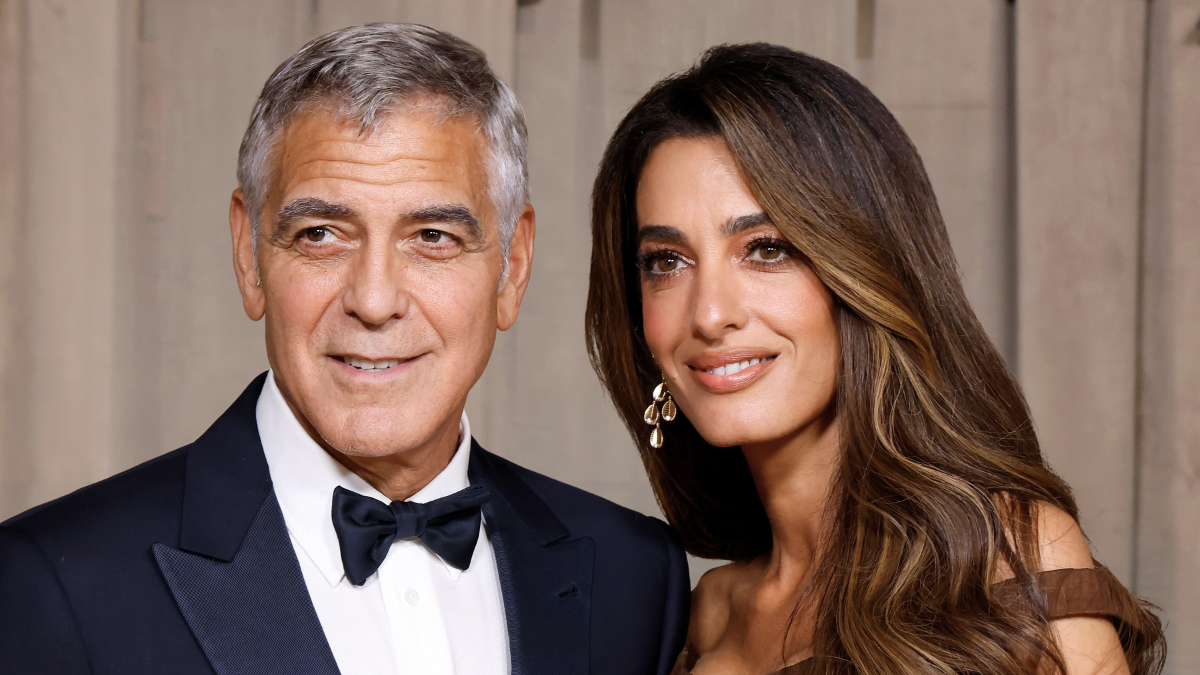 Amal Clooney a szezon legszebb ruhájában gálázott férje mellett: királynői...