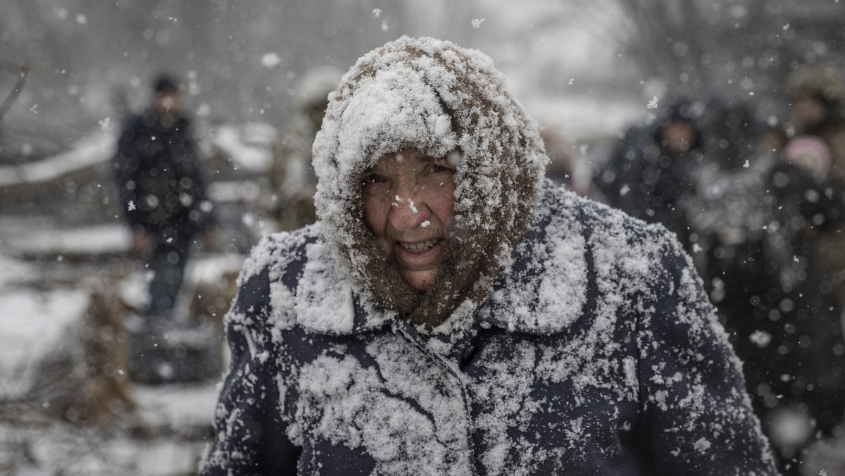 Mieszkańcy Irpienia w śniegu uciekają przed wojną
