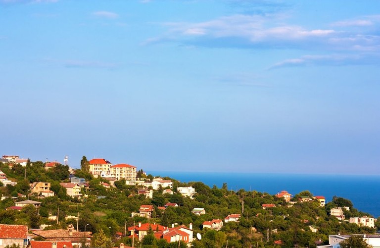 5. Bułgaria Północno-Wschodnia (Severoiztochen) – dla bułgarskiej gospodarki to jeden z najważniejszych regionów, choć w skali UE – jeden z najbiedniejszych. Gospodarka jest tutaj oparta głównie o usługi i turystykę. Głównym miastem w Bułgarii Północno-Wschodniej jest Warna – największy port morski w kraju. Region położony jest częściowo nad Morzem Czarnym, dzięki czemu również przyciąga turystów z całej Europy. PKB na osobę w tym regionie wynosił 36 proc. średniej unijnej. Na zdjęciu Varna - stolica regionu.