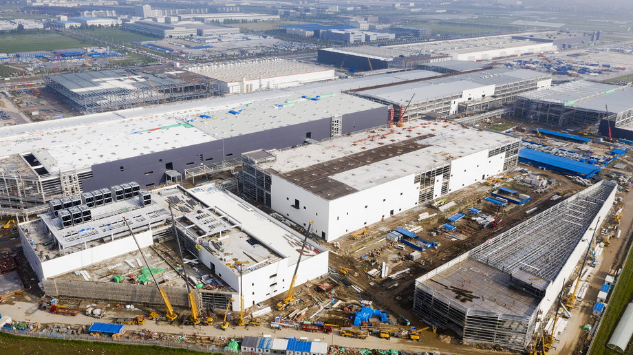 Budowa gigafabryki w Szanghaju w czerwcu 2020 r.