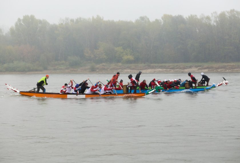 Pogoda w weekend nie dopisała. Smocze łodzie i tak popłynęły