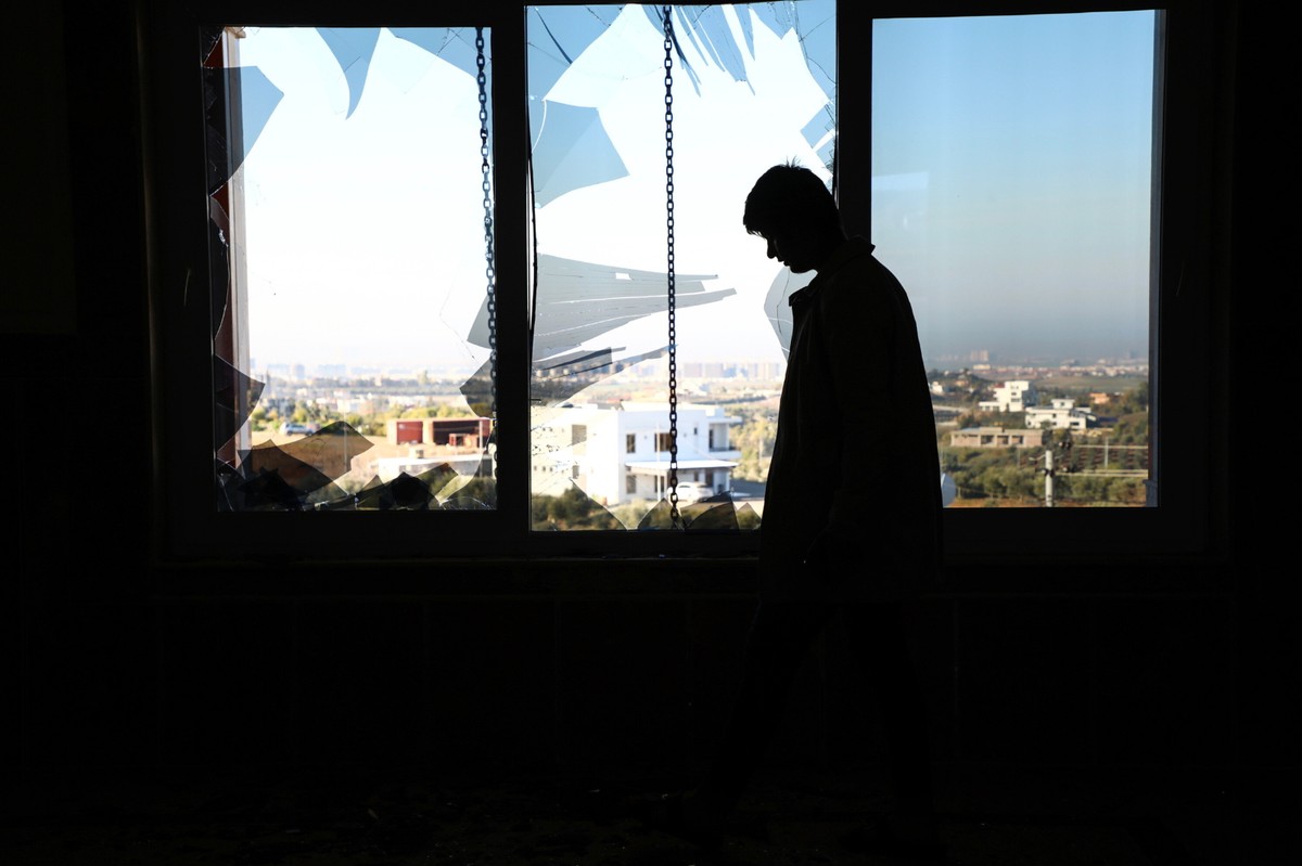 Iracki Kurd sprawdza zniszczenia wewnątrz domu po ataku rakietowym na miasto Erbil