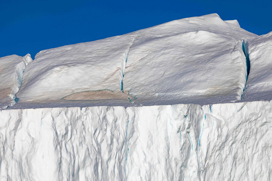 Pękający lodowiec w Zatoce Disko na Grenlandii, czerwiec 2022 r.