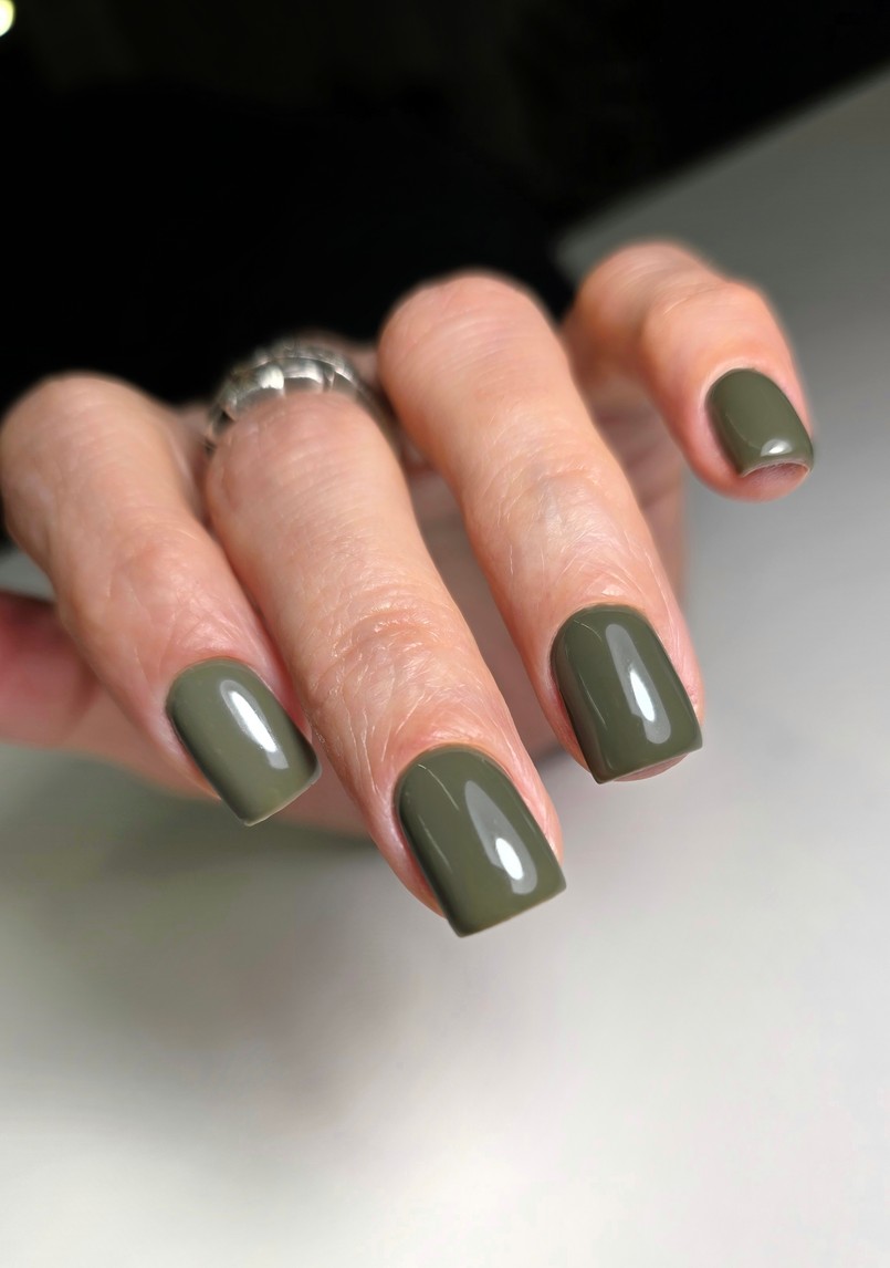 Paznokcie na jesień 2025 - zielone