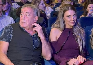 Mima Karadžić sa brinetom na koncertu Kneza u Beogradu