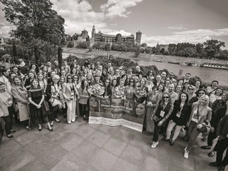 Global Mentoring Walk to spotkanie mentorek i mentorów z mentees, którzy podczas spaceru dzielą się doświadczeniem, budując niejednokrotnie inspirujące zawodowe relacje. „Forbes Women Polska” jest patronem medialnym wydarzenia