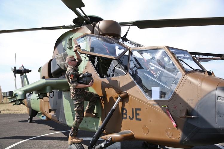 Zobacz też zdjęcia z prezentacji konkurenta tureckiej maszyny, produkowanego przez <a href='http://forsal.pl/galerie/890654,zdjecie,1,prezentacja-smiglowca-tiger-had-zobacz-zdjecia-maszyny-airbusa.html' style='color: blue'>Airbus Helicopters śmigłowca uderzeniowego Tiger HAD</a>.  <br><br> (mr) PAP/Rafał Guz