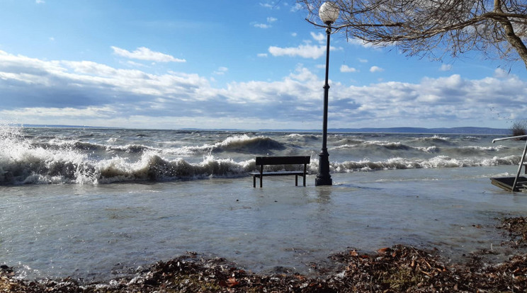 A Balaton vízszintje a keleti parton fél métert nőtt. /Fotó: Időkép