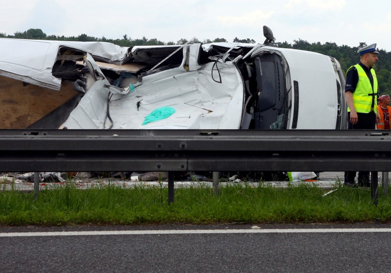 Na autostradzie A4 między Opolem a Katowicami na wysokości Krapkowic samochód dostawczy najechał na pojazd służby drogowej.