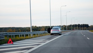Auto parkiran u zastavnoj traci na autoputu