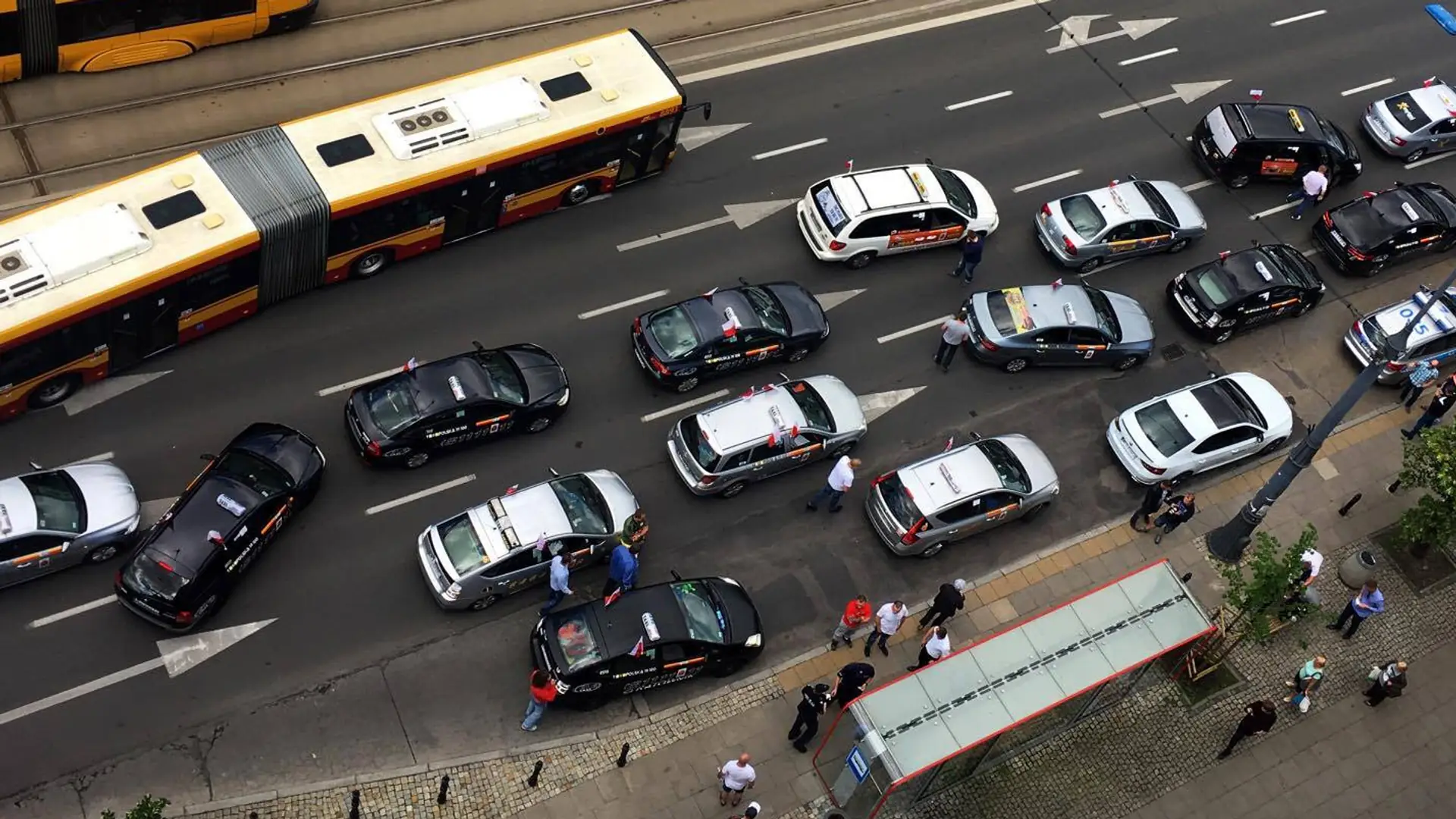 Protest taksówkarzy. W Warszawie zablokowane nawet buspasy