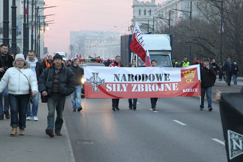 Transparenty na marszu niepodległości