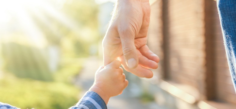 Dyskryminacja rodziców dzieci w pieczy zastępczej? Pawlak apeluje do wojewodów