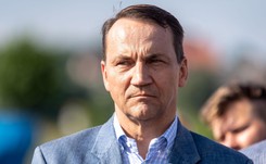 Spór Polski z UE. Dlaczego Merkel deklaruje pomoc? Sikorski ma swoją teorię
